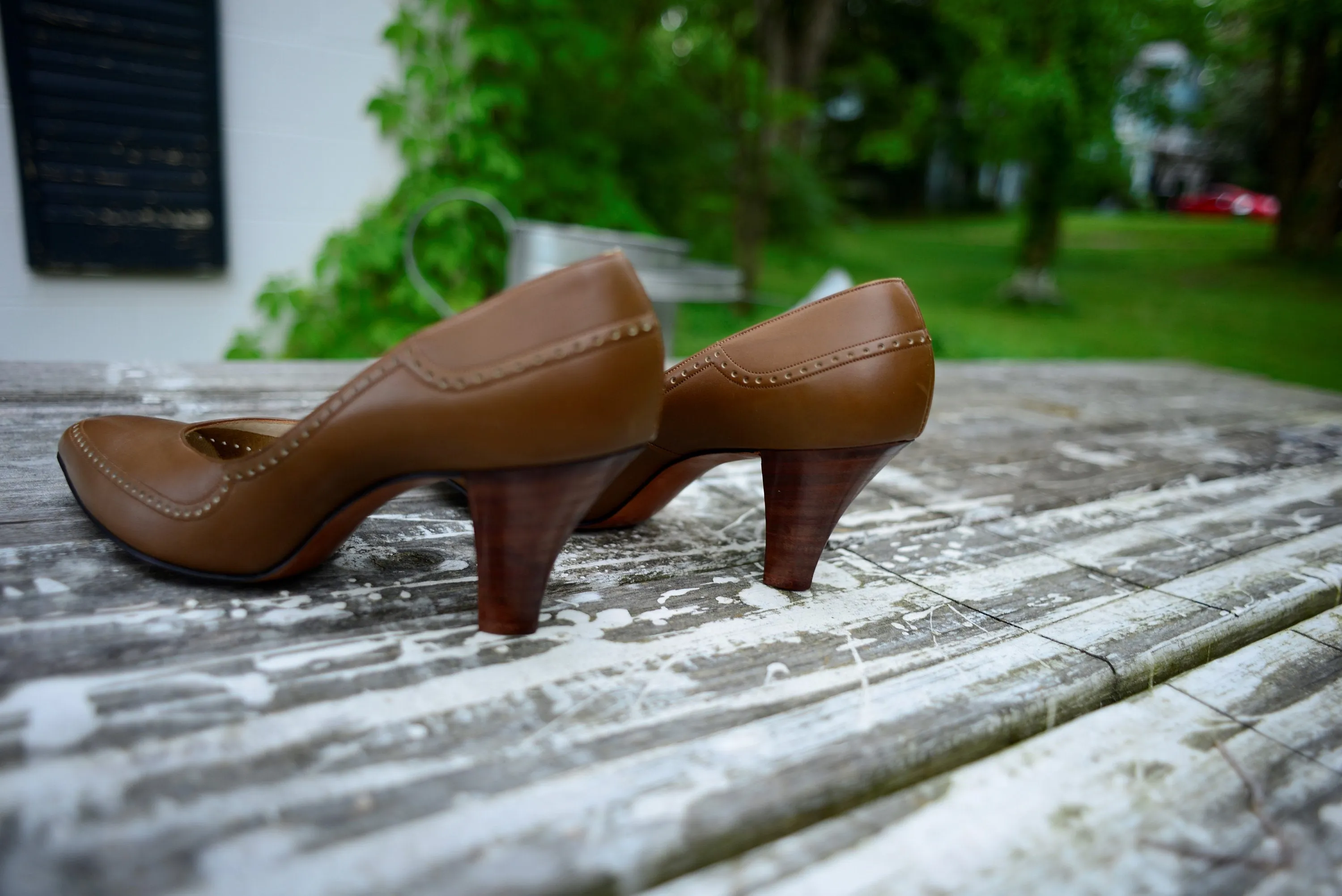 60s BEST & CO. classic stitched eyelet leather almond toe wooden heels, never worn // size 7 Medium