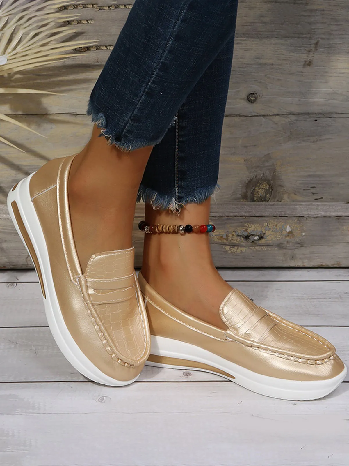 Lightweight Crocodile Print Colorblock Shoes