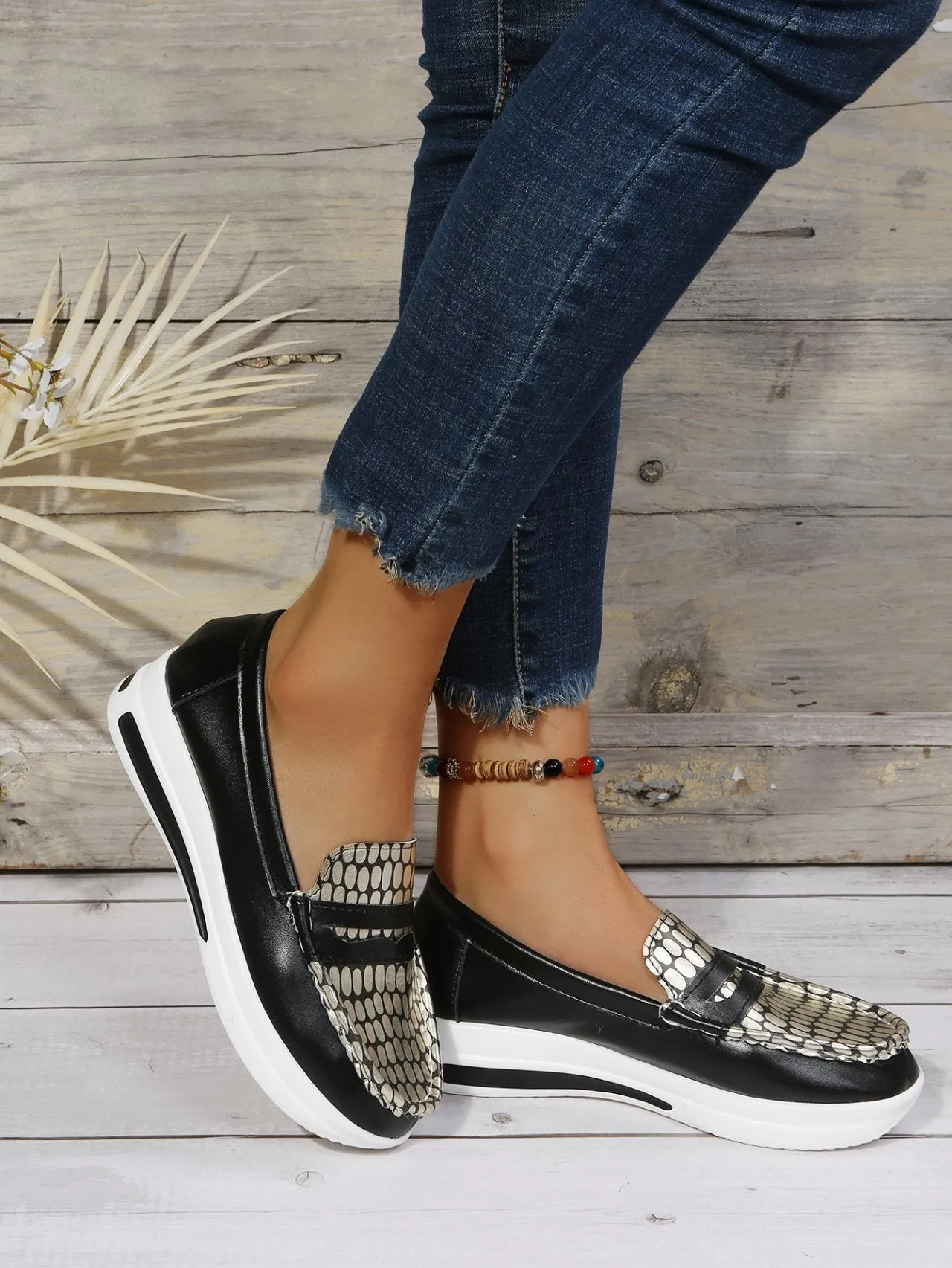 Lightweight Crocodile Print Colorblock Shoes