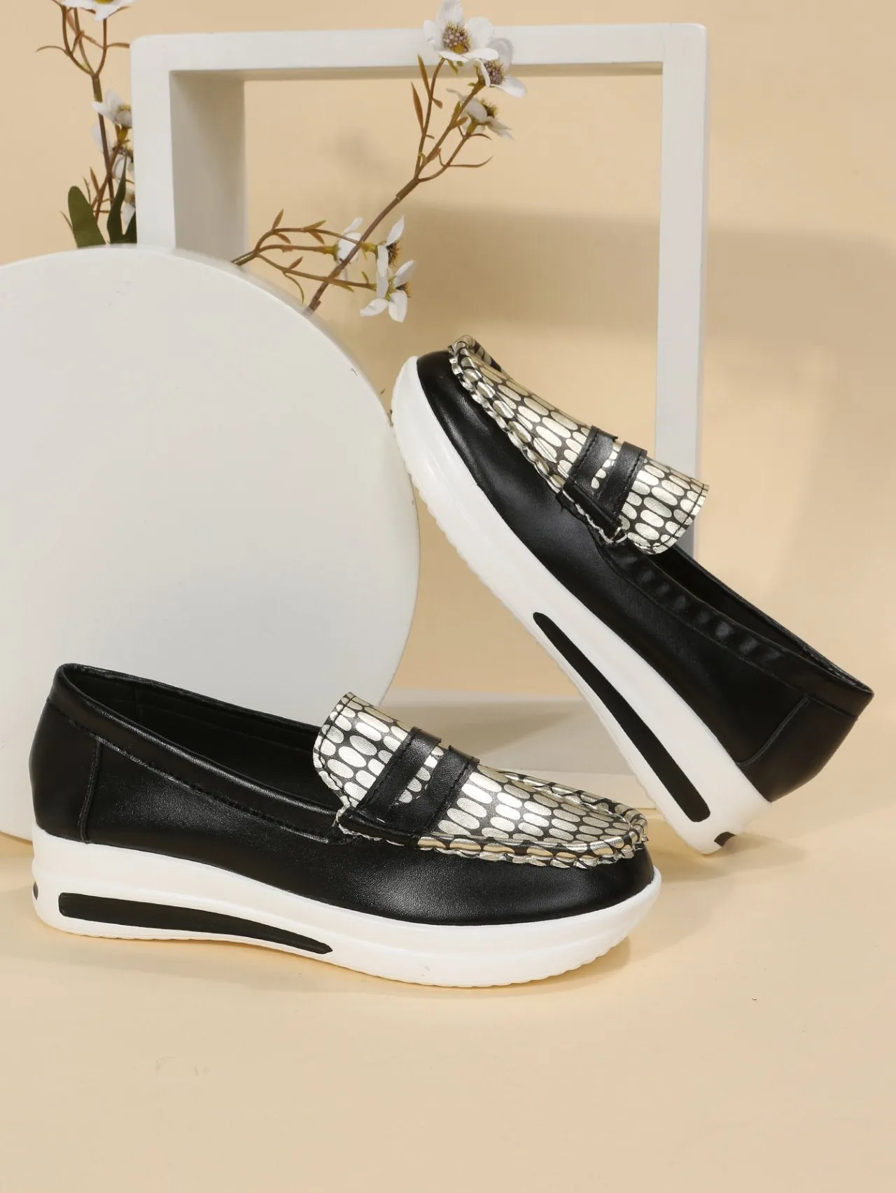 Lightweight Crocodile Print Colorblock Shoes