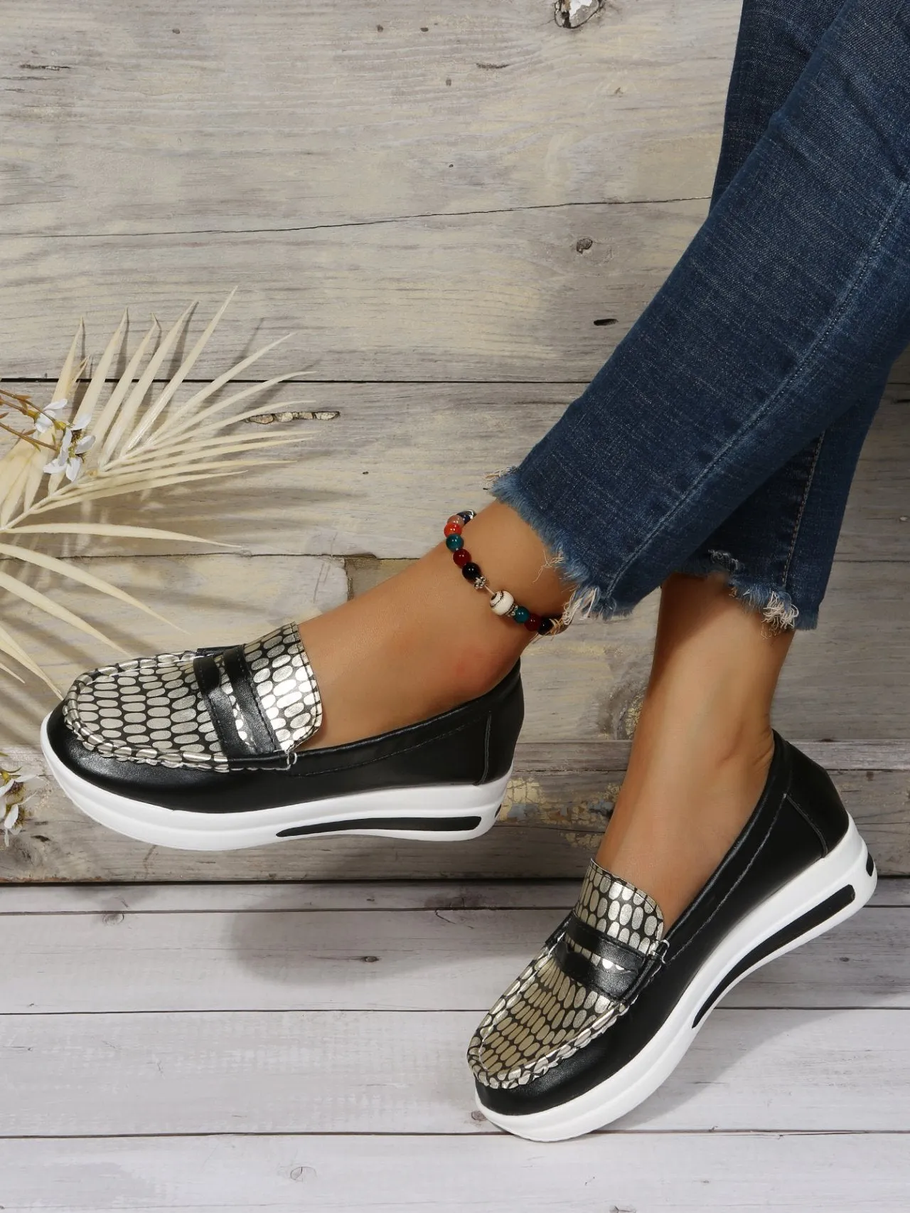 Lightweight Crocodile Print Colorblock Shoes