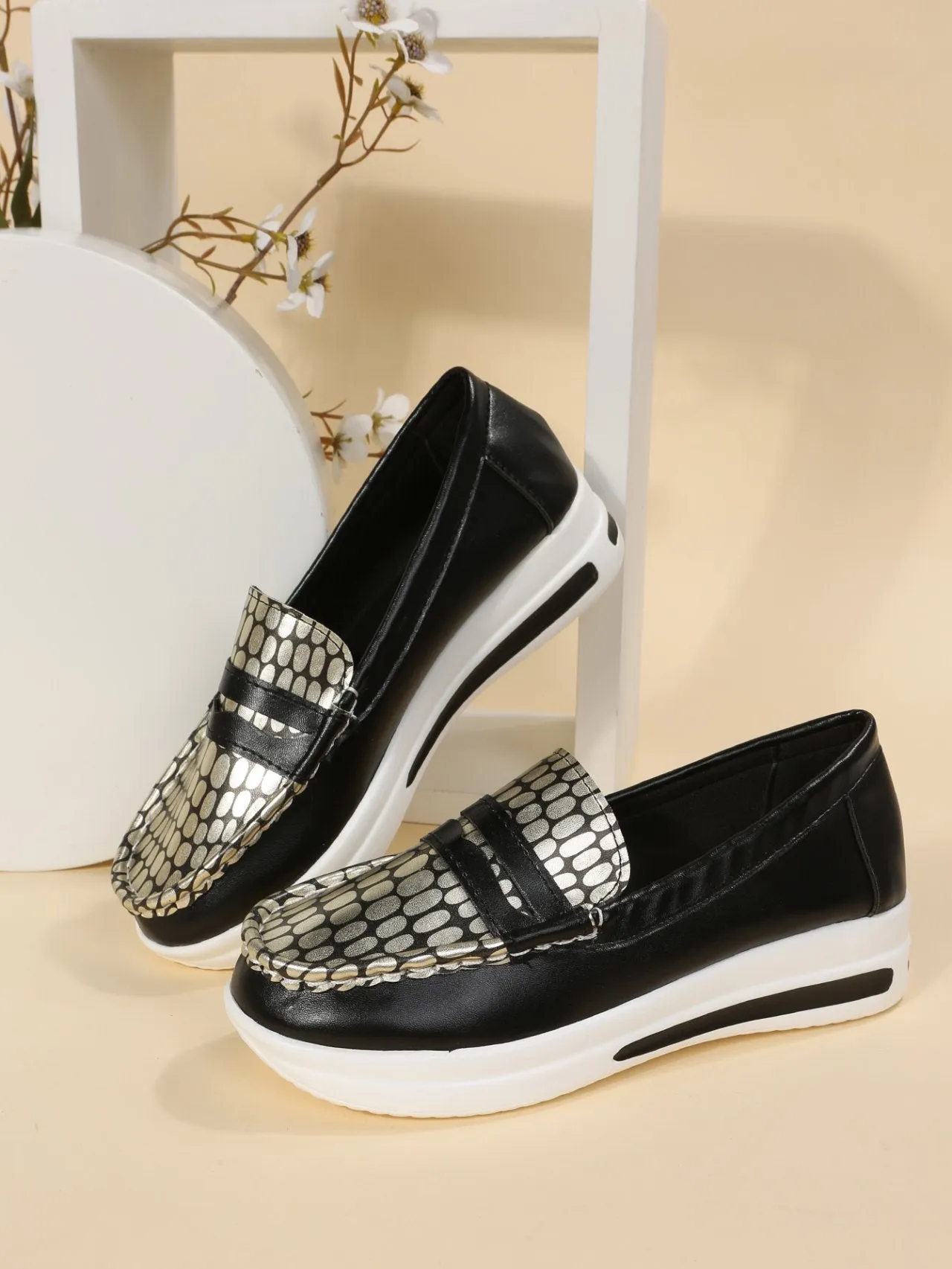 Lightweight Crocodile Print Colorblock Shoes