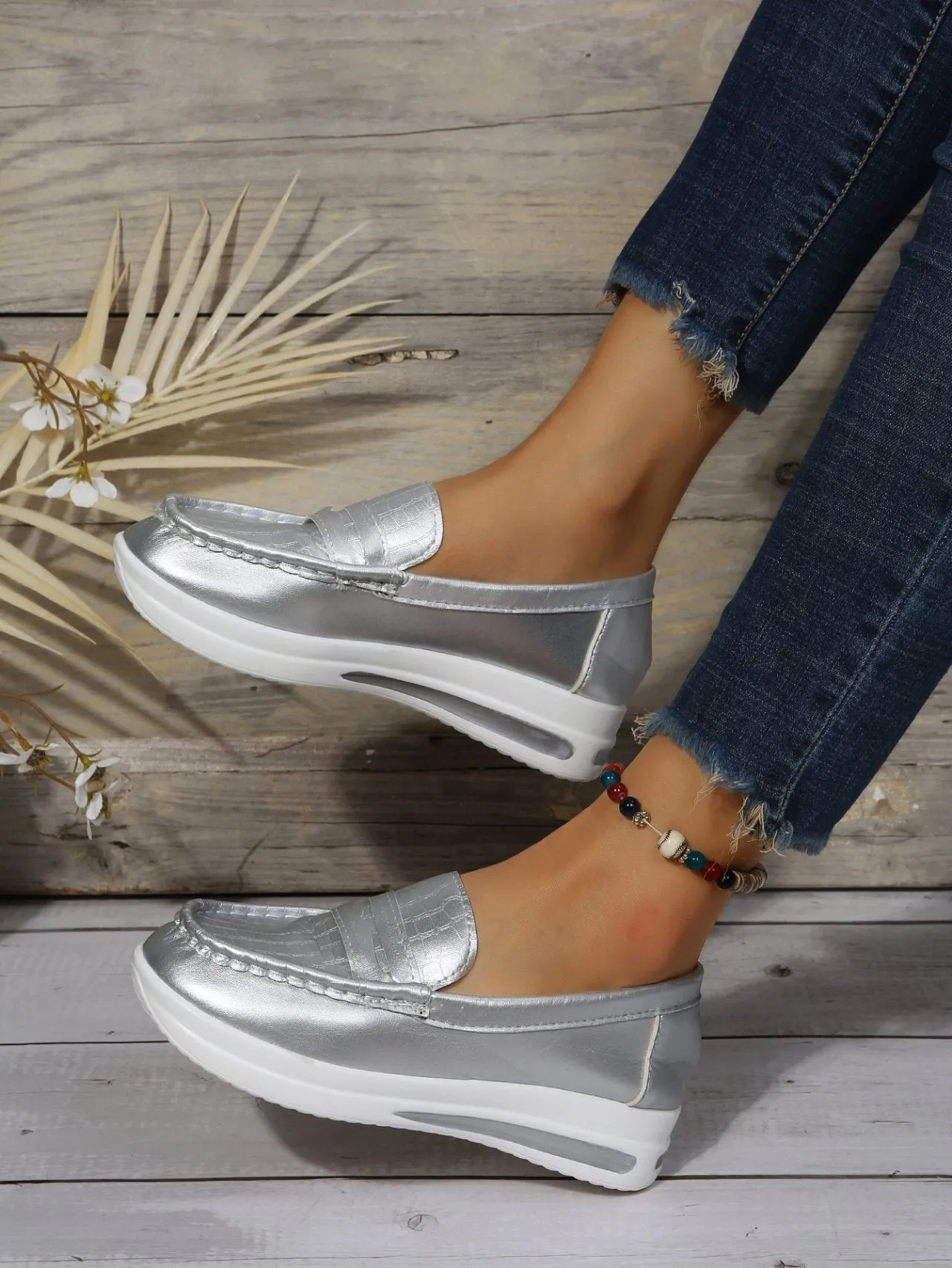 Lightweight Crocodile Print Colorblock Shoes