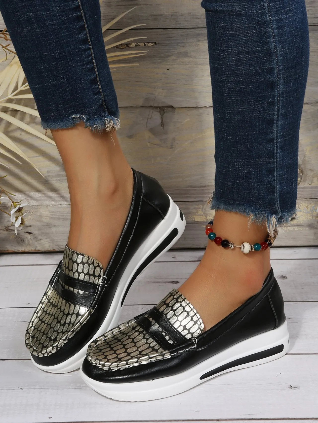 Lightweight Crocodile Print Colorblock Shoes