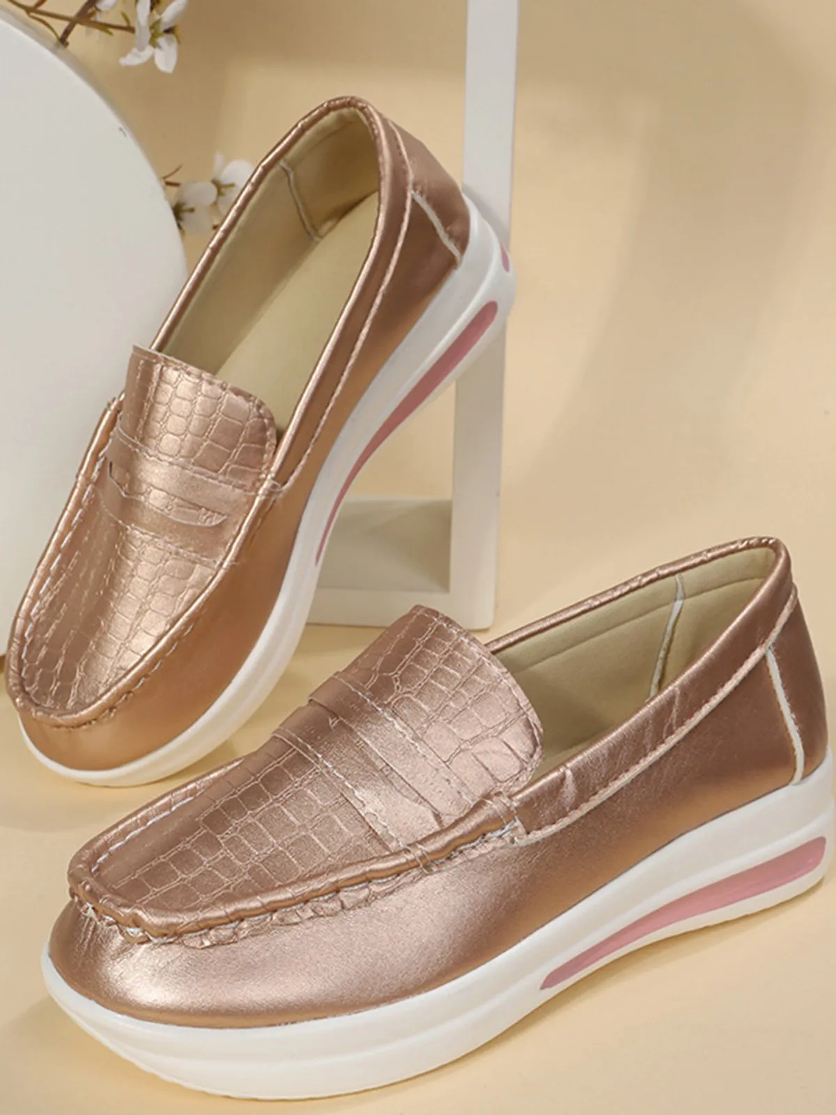 Lightweight Crocodile Print Colorblock Shoes