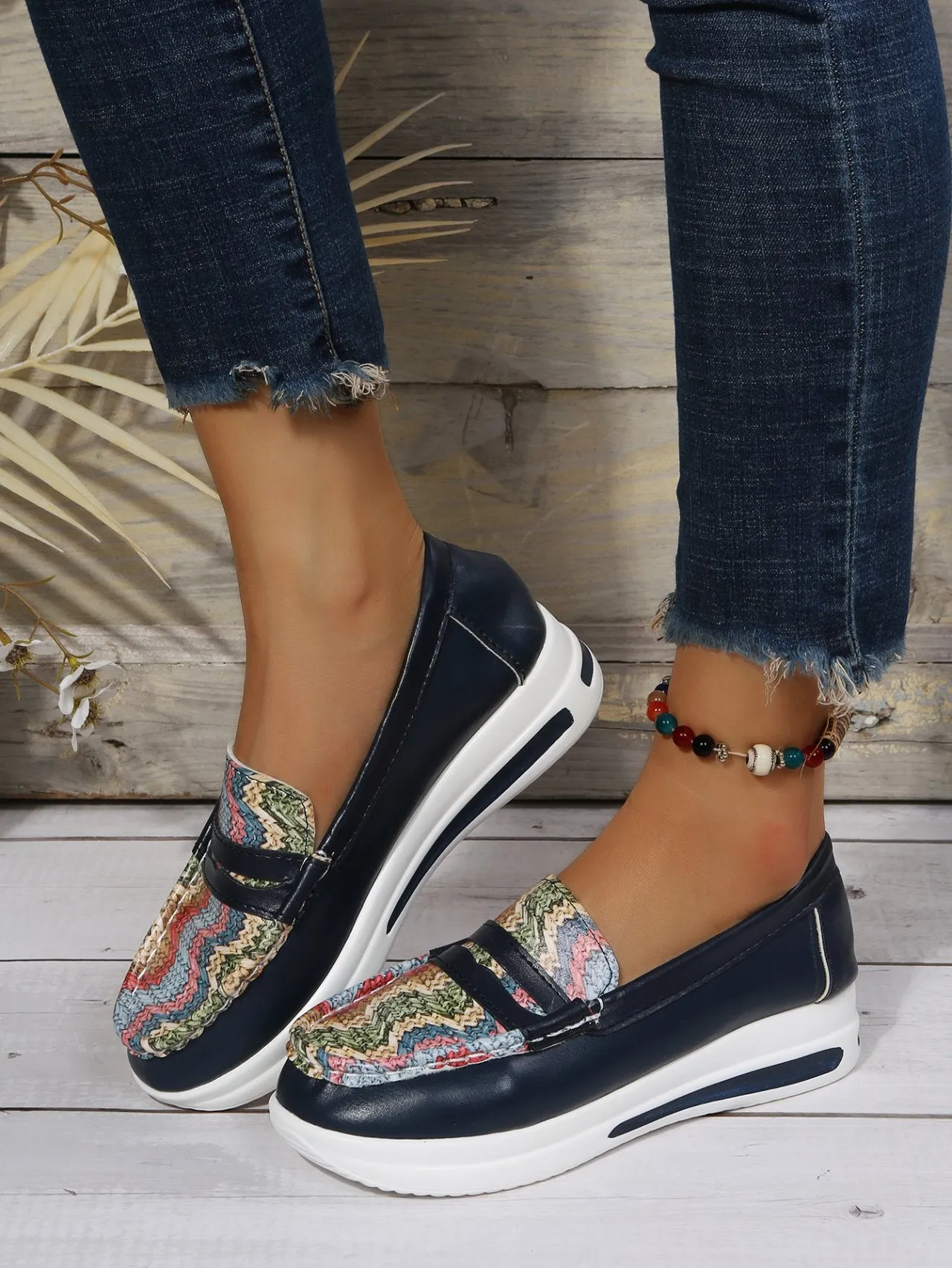 Lightweight Crocodile Print Colorblock Shoes