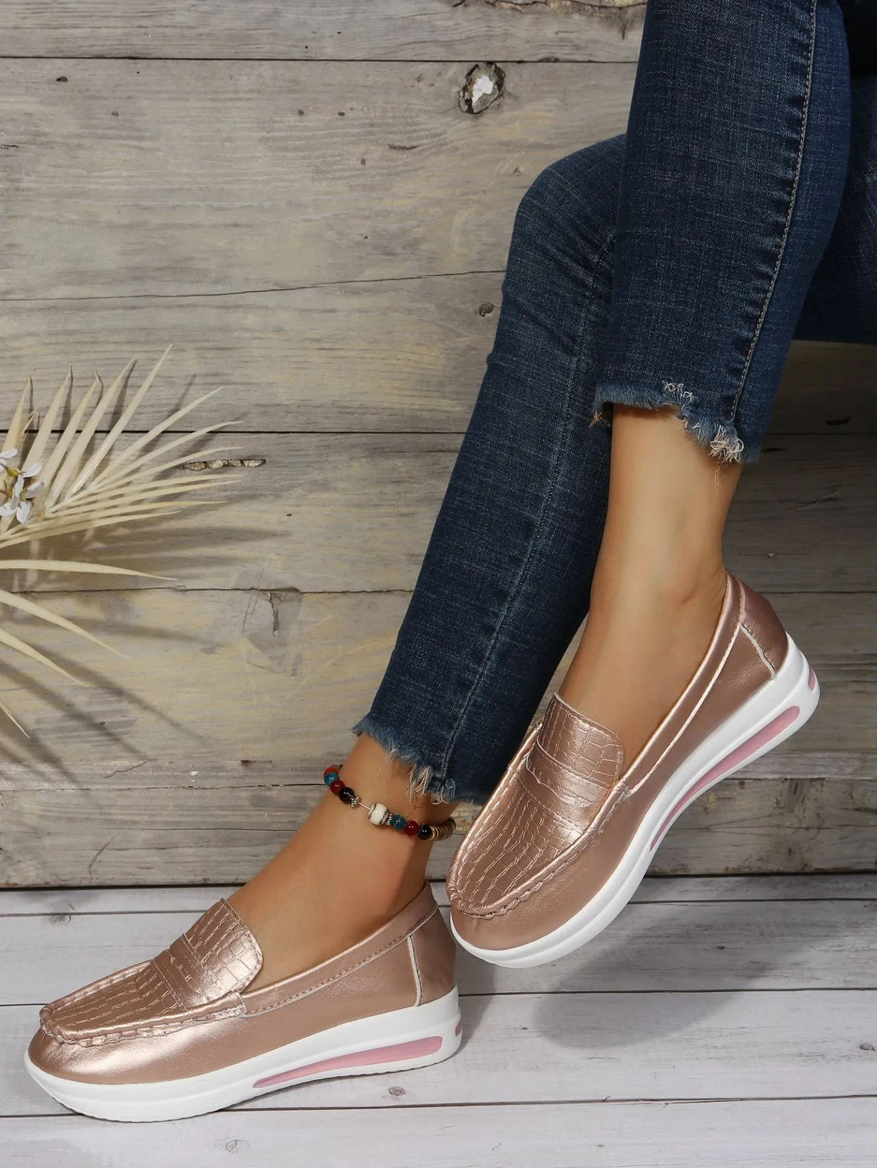 Lightweight Crocodile Print Colorblock Shoes