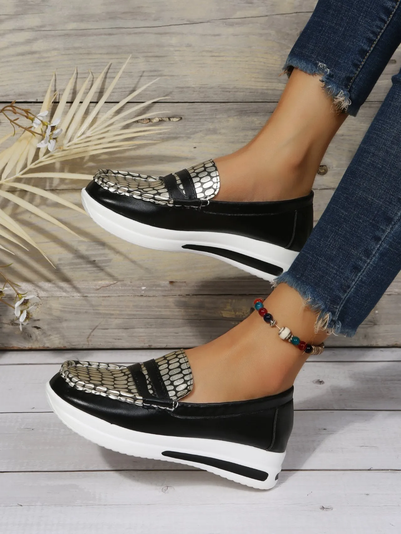 Lightweight Crocodile Print Colorblock Shoes