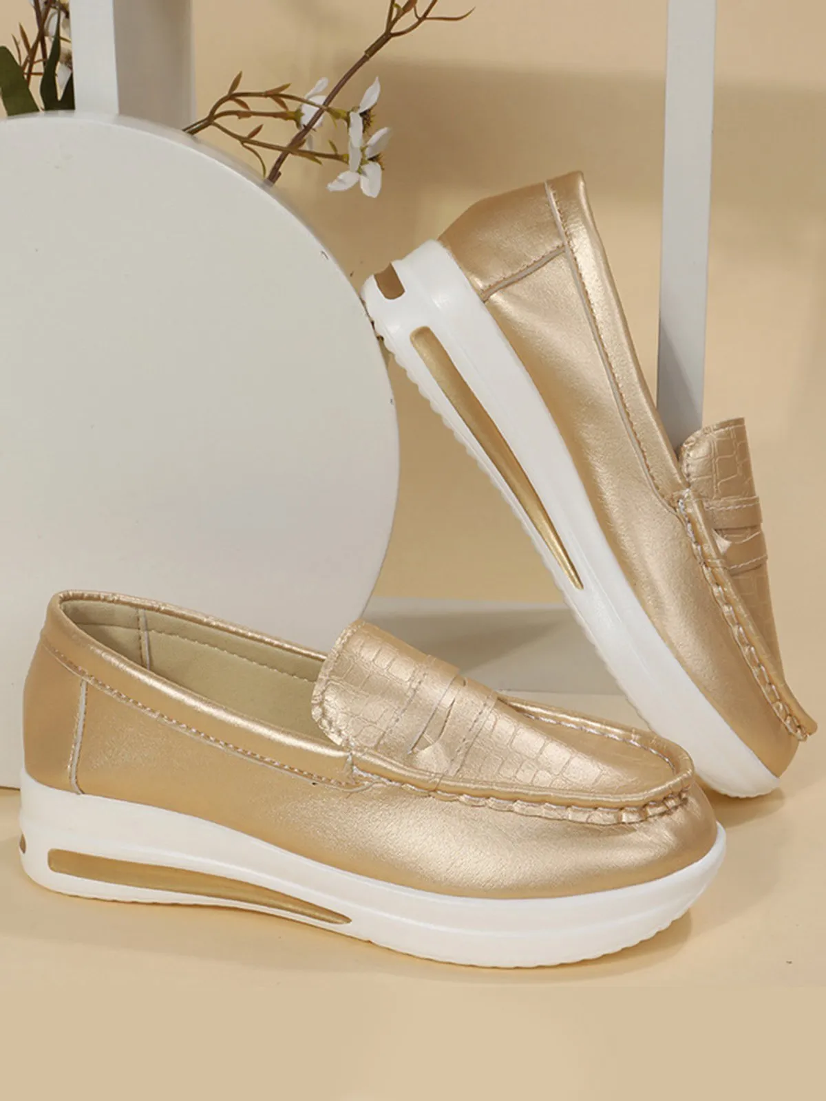 Lightweight Crocodile Print Colorblock Shoes