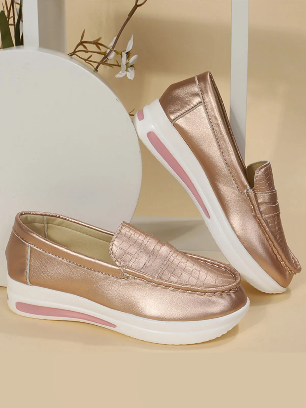 Lightweight Crocodile Print Colorblock Shoes