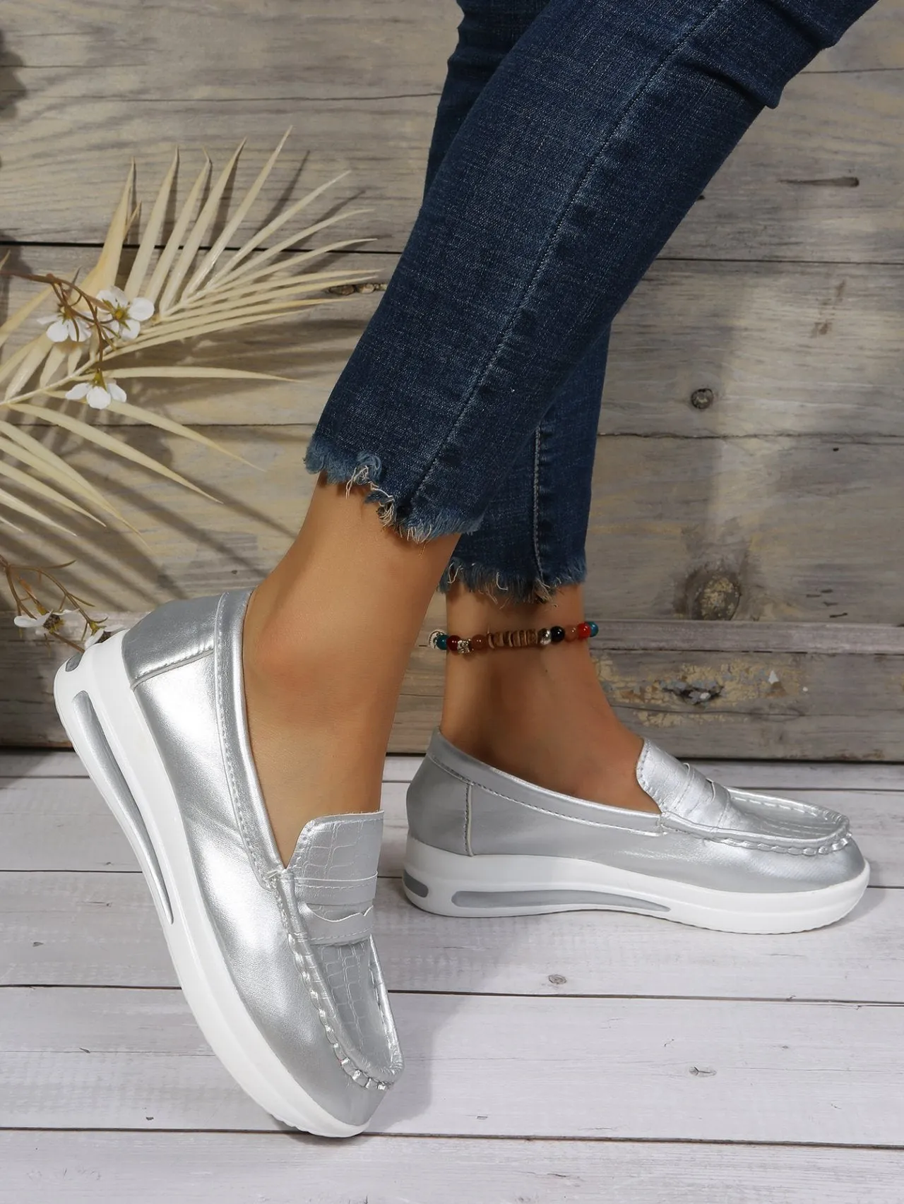 Lightweight Crocodile Print Colorblock Shoes