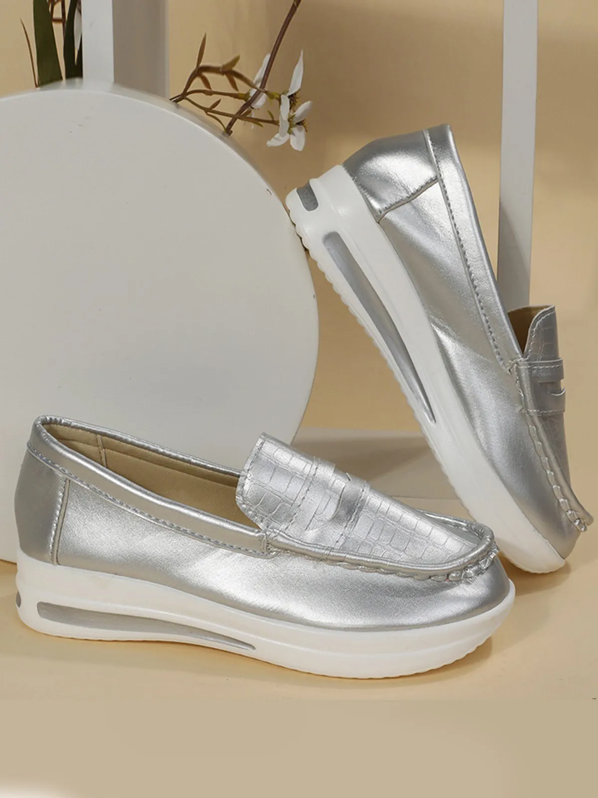 Lightweight Crocodile Print Colorblock Shoes