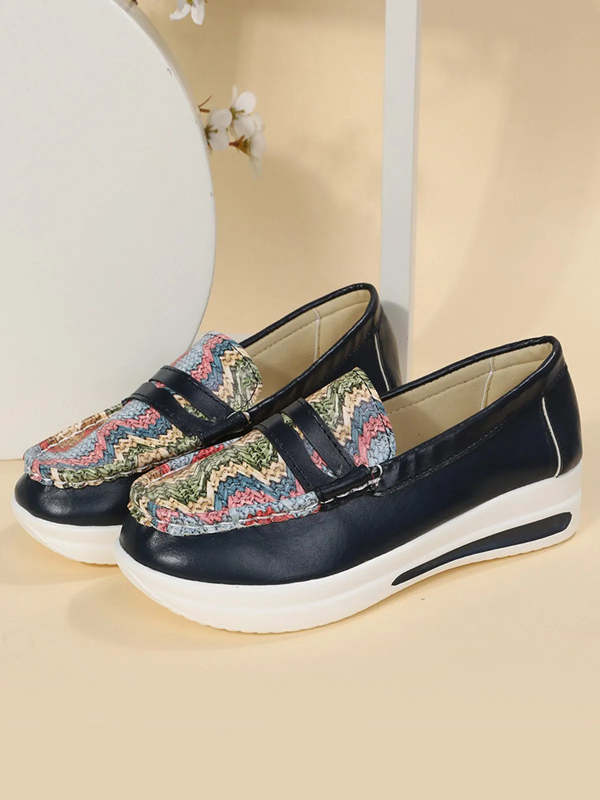 Lightweight Crocodile Print Colorblock Shoes