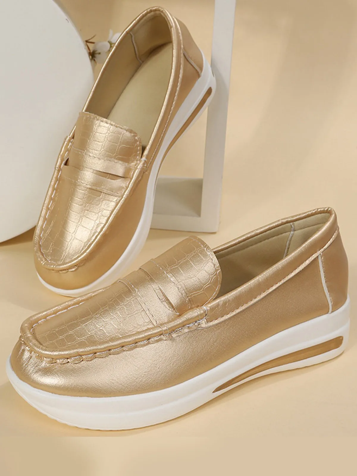Lightweight Crocodile Print Colorblock Shoes