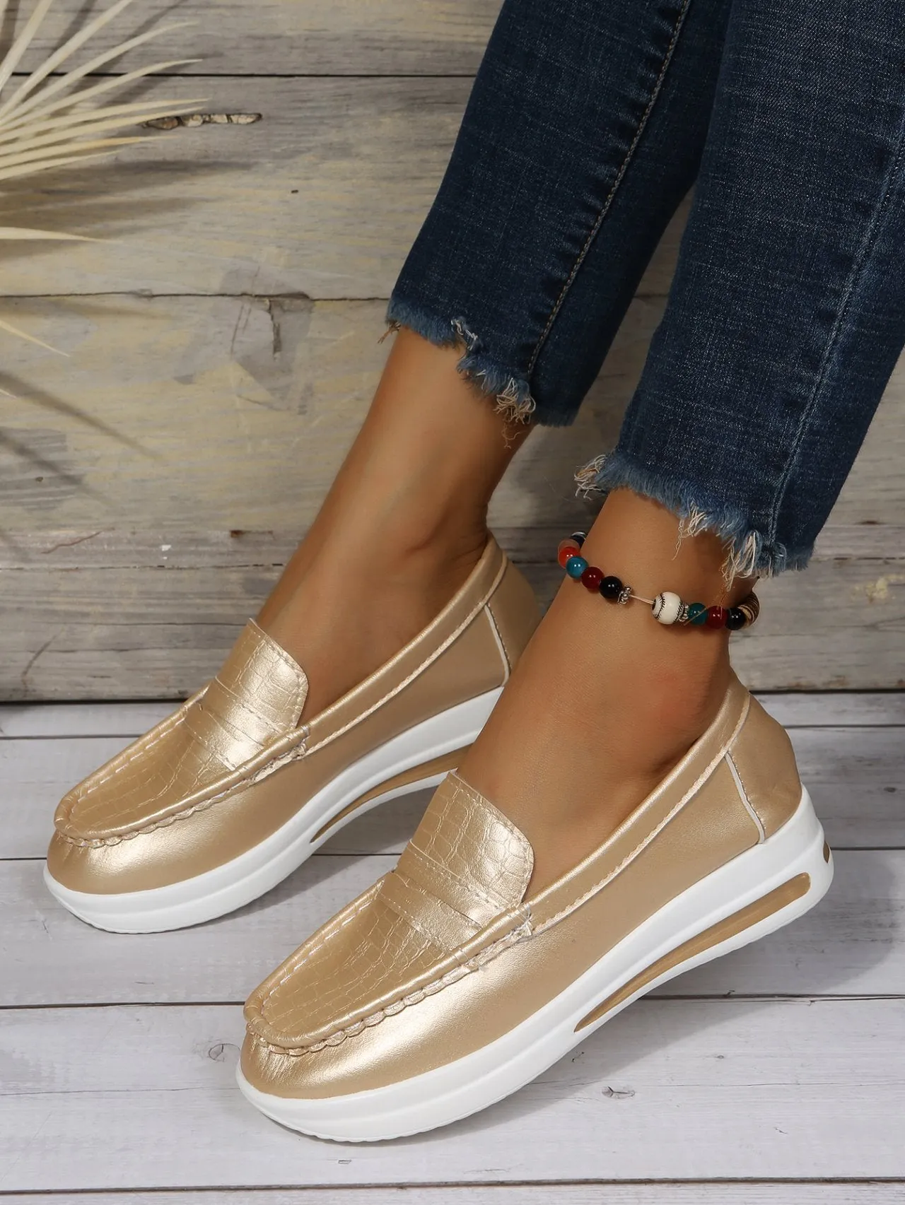 Lightweight Crocodile Print Colorblock Shoes