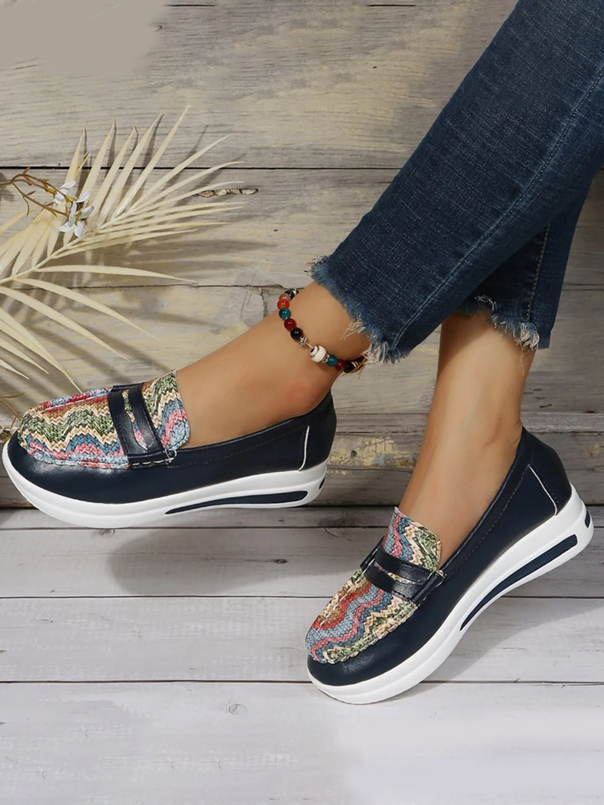 Lightweight Crocodile Print Colorblock Shoes