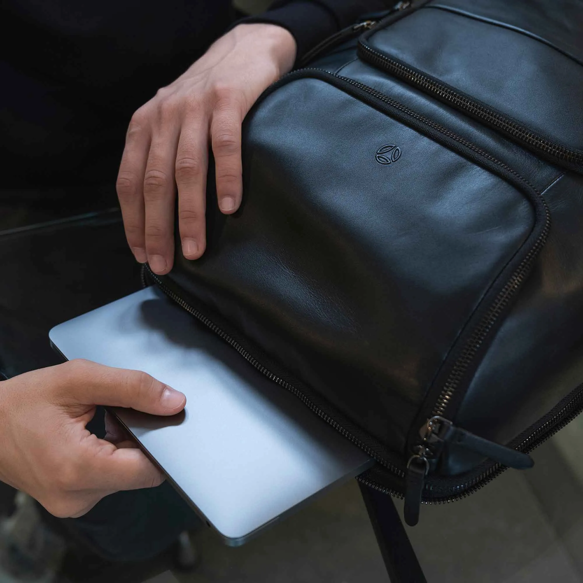 Momodesign Zaino Business Logo due tasche in pelle nera