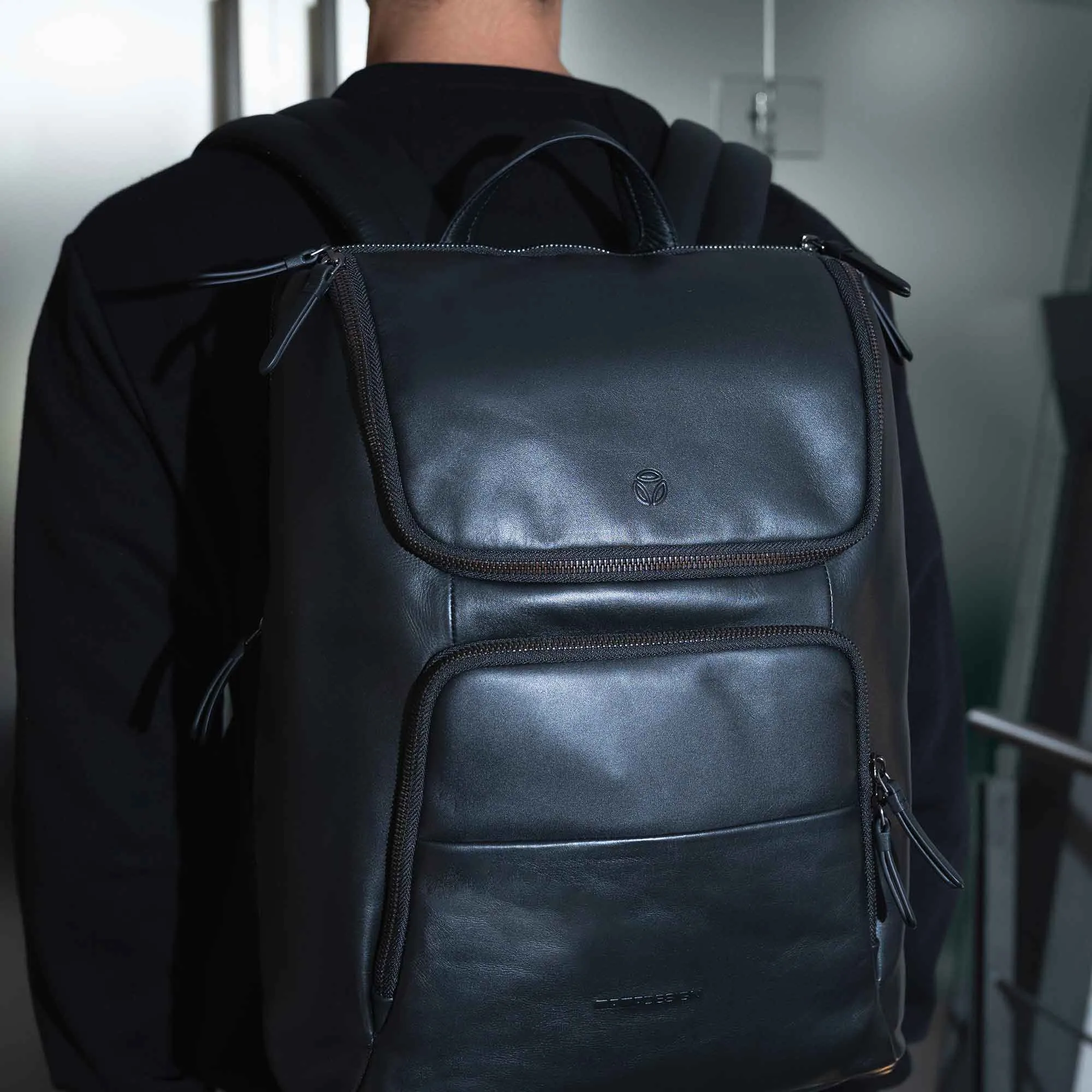 Momodesign Zaino Business Logo due tasche in pelle nera
