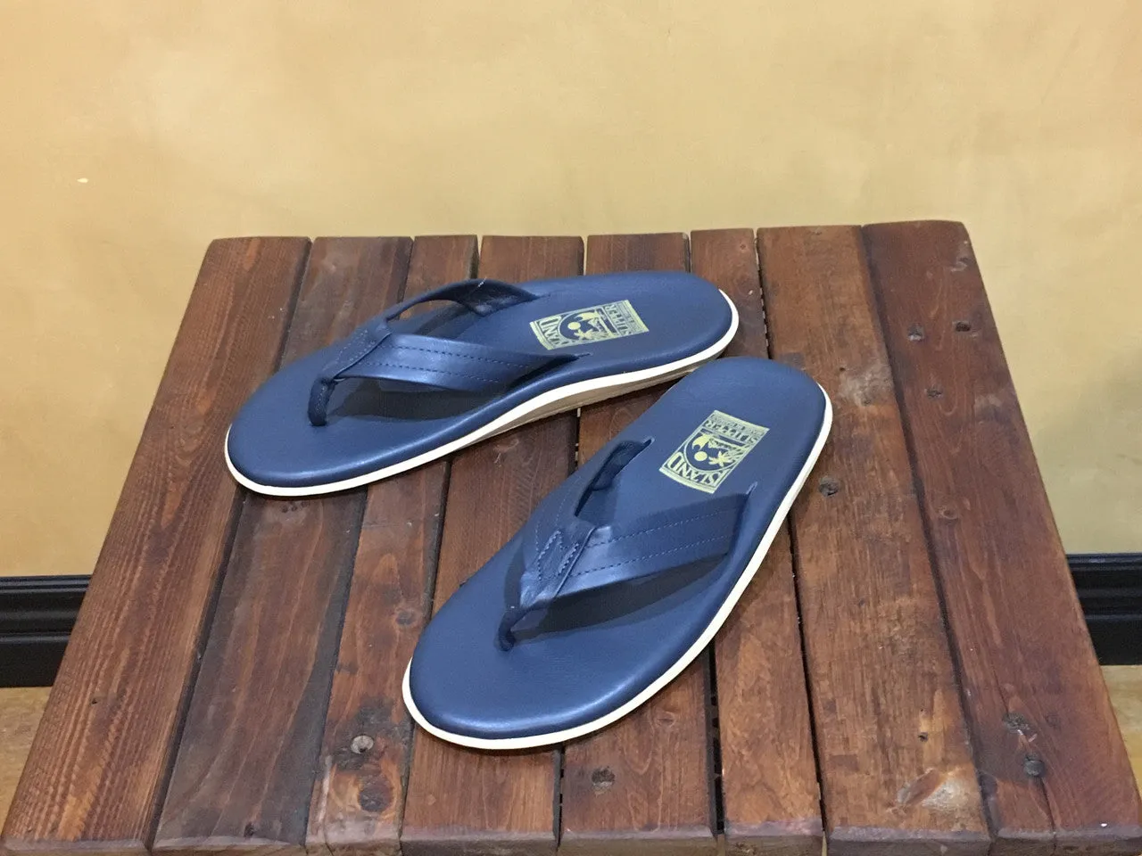 PT202 Island Slipper Classic Thong Navy